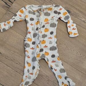 Pumpkin onesie 6-9 months